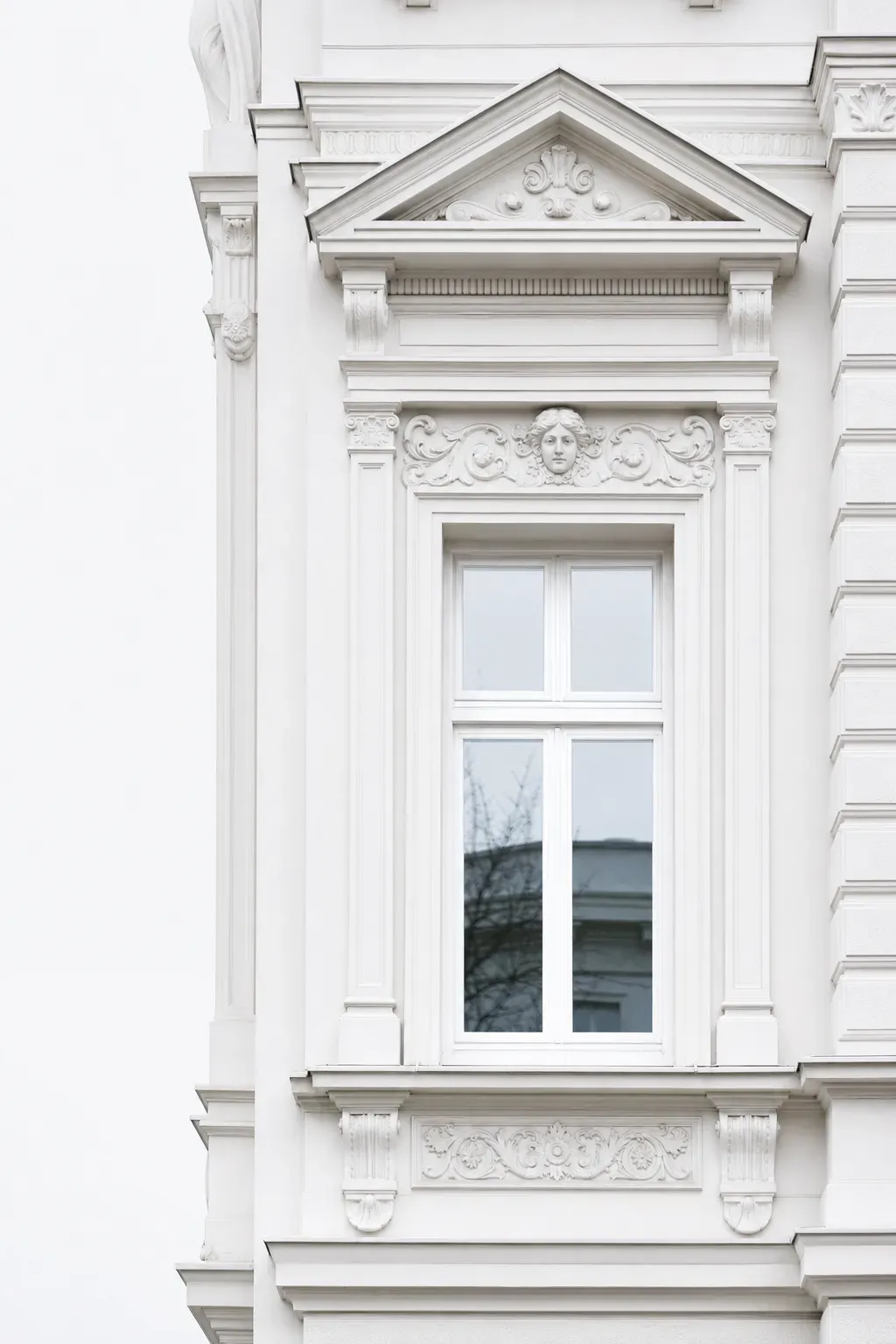 Fassadendetail eines Wiener Gründerzeithauses mit Stuckornamenten